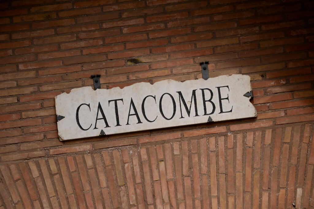 Cartello d'ingresso alle catacombe