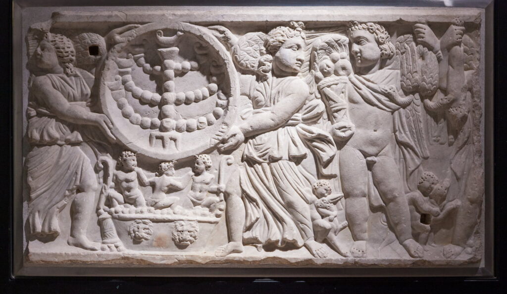 Sarcofago contenuto all'interno delle catacombe di Vigna Randanini